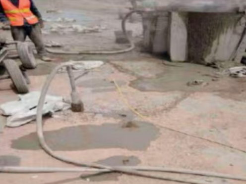 砀山水泥混凝土路面板底注浆技术 路面脱空注浆整治方案